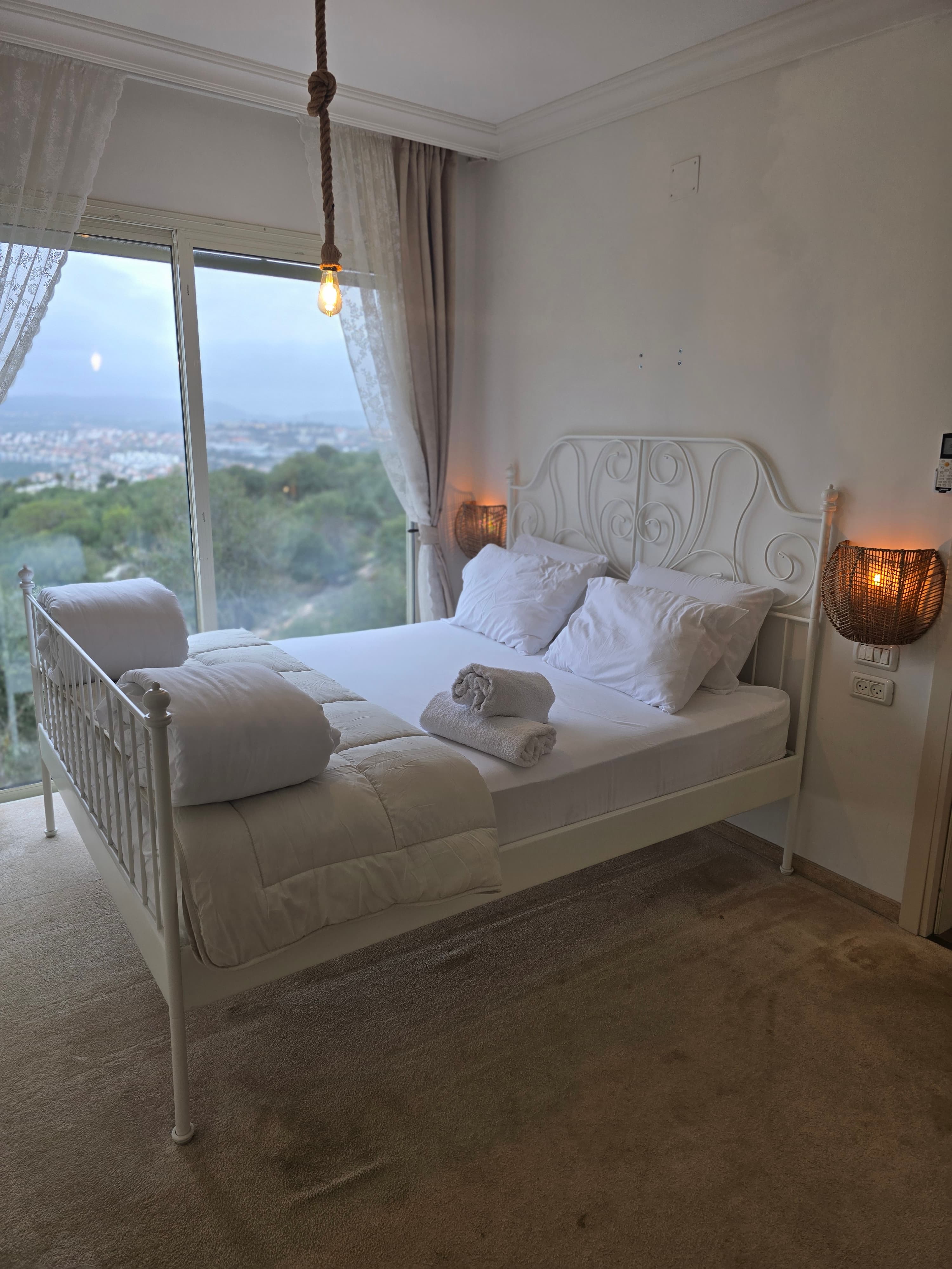 חדר השינה בשעת דמדומים עם תאורה רכה